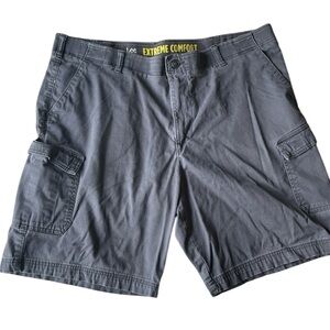 Men’s Lee Extreme Comfort cargo shorts-gray-size 40-zipper fly-6 pockets